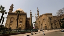 مصر تحظر أي تجمعات دينية عامة خلال شهر رمضان