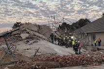 عشرات العالقين تحت الأنقاض في انهيار مبنى قيد الإنشاء جنوب أفريقيا