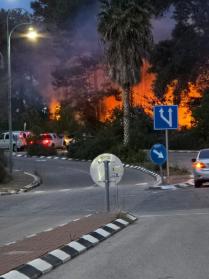 دمار وحريق في شمال الأراضي المحتلة إثر إطلاق صواريخ من لبنان