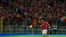 لاعب الأهلي المصري يتعرّض لإصابة قوية بالرأس