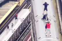 Obsesión por la "tendencia"... Adolescentes arriesgan sus vidas montando sobre vagones del metro