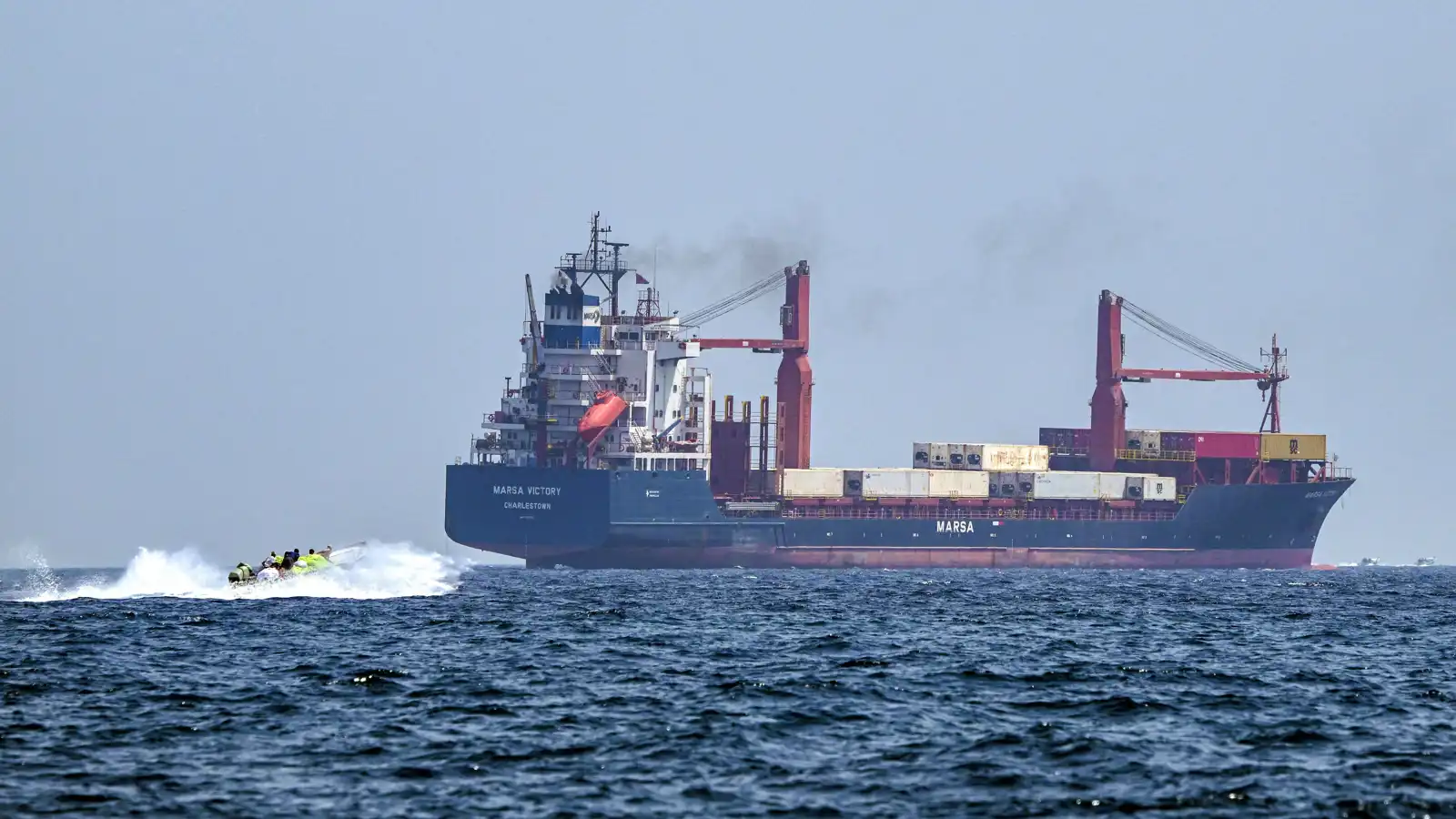 طهران تربط فتح هرمز بوقف الحصار البحري