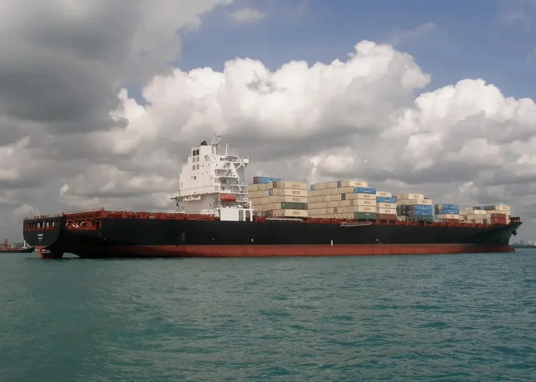 حادثة بحرية بين إيران وسفينة تجارية قرب عُمان