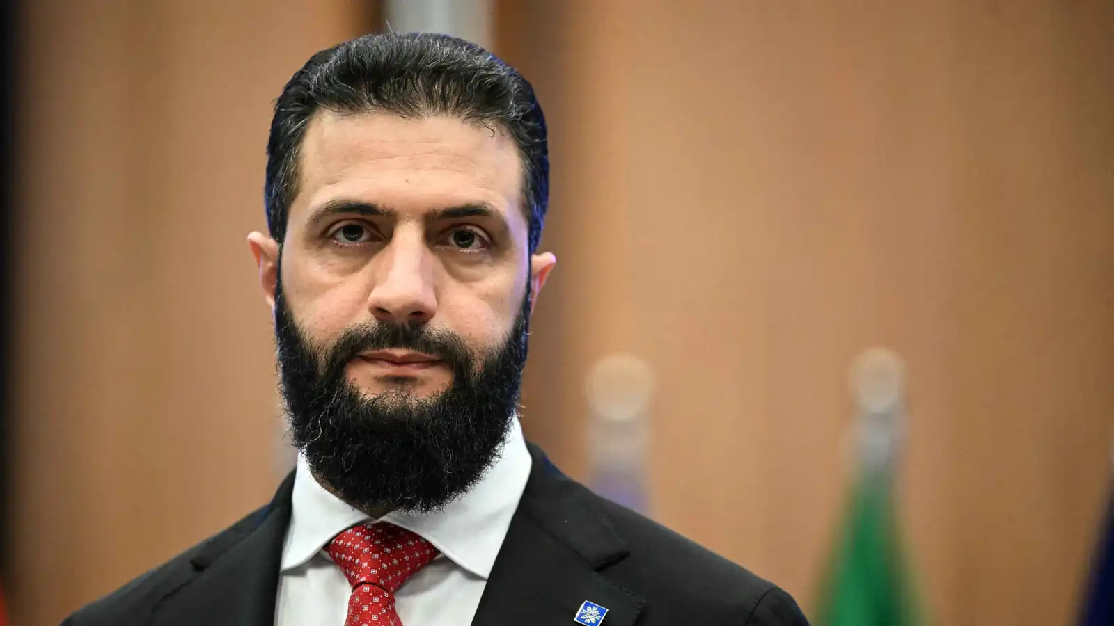 الشرع يحذر من تداعيات إغلاق هرمز ويدعو لتحرك دولي