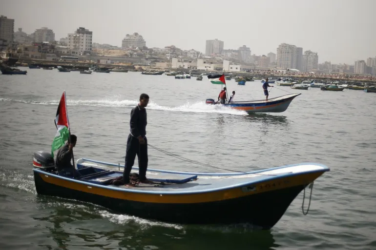 الاحتلال يواصل منع الصيد ويقصف مراكب غزة