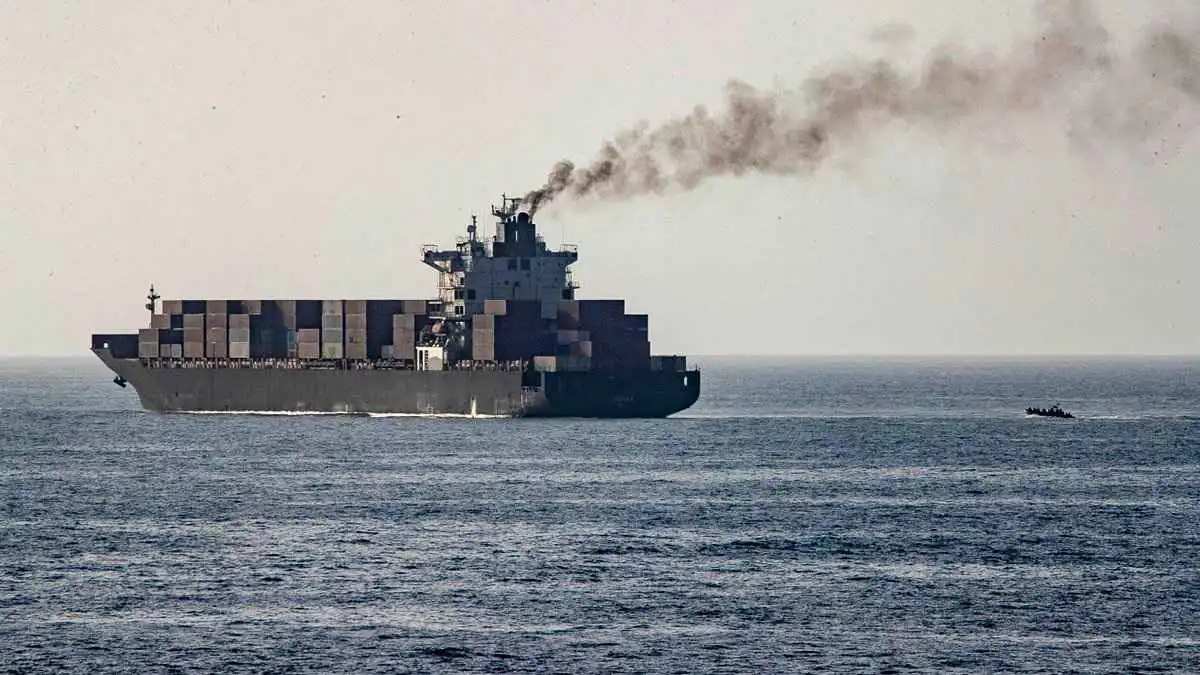 إفراج جزئي عن طاقم “توسكا”… والتوتر البحري يتصاعد