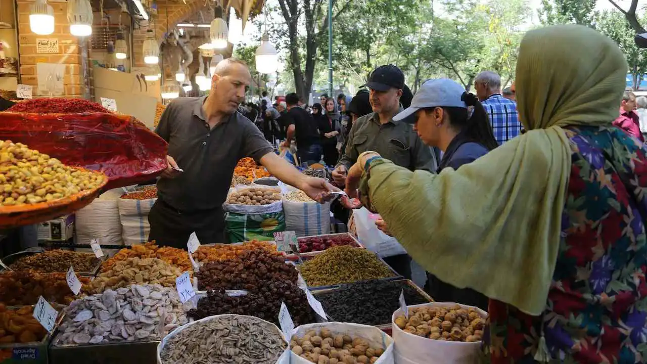 إيران تواجه قفزة في الأسعار وتكاليف الحياة