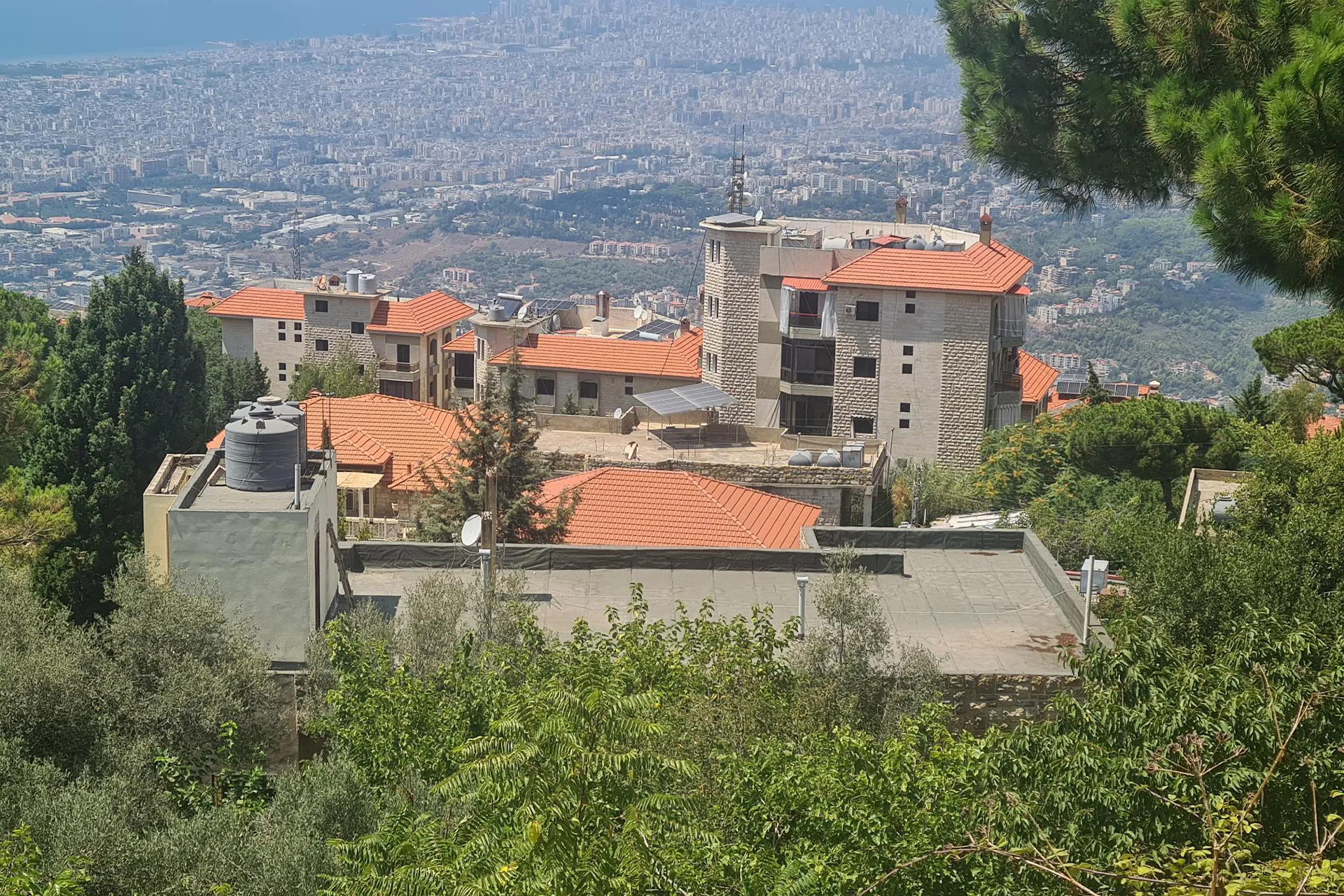 المناطق الآمنة بلبنان: سوق إيجارات يشتعل بلا ضوابط