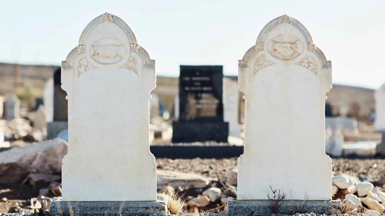 دقائق بعد الدفن.. الابن يلحق بوالده في المنيا