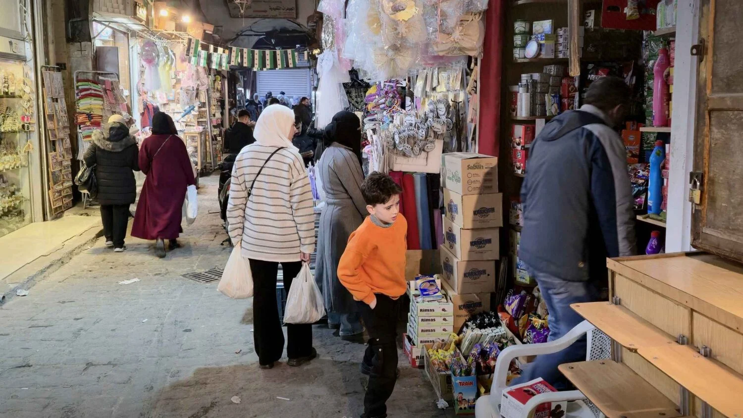 السوريون بين الغلاء وتراجع الليرة لأدنى مستوياتها