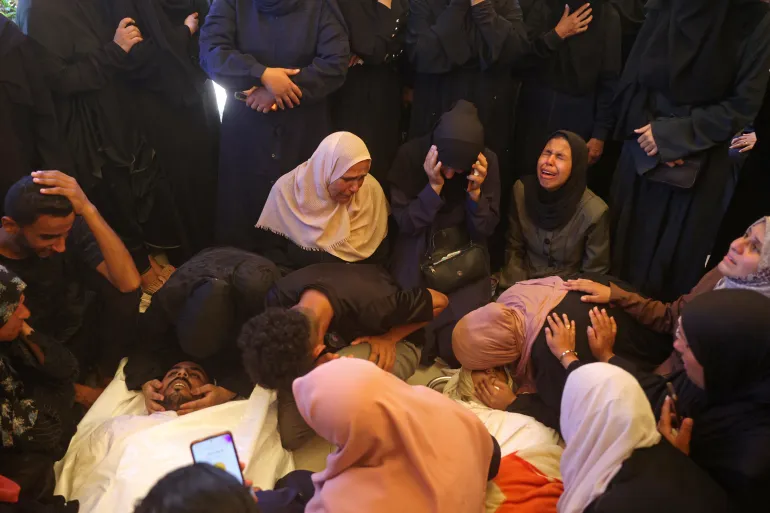 استشهاد 5 فلسطينيين وأزمة طبية تتفاقم في غزة