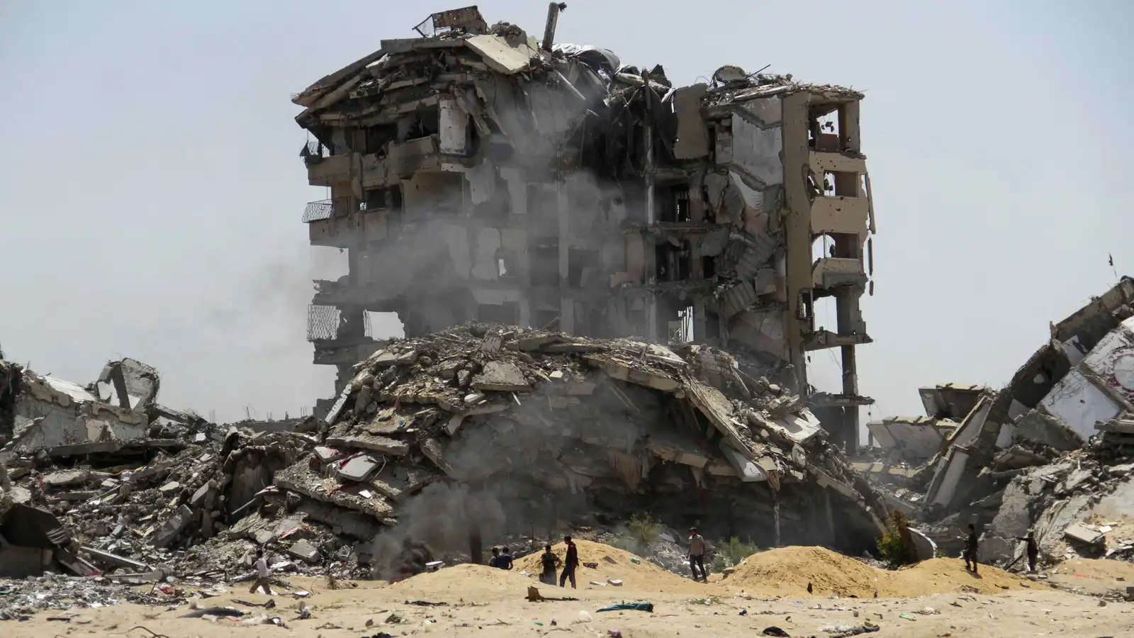 غارة إسرائيلية تودي بحياة فلسطيني وسط مدينة غزة