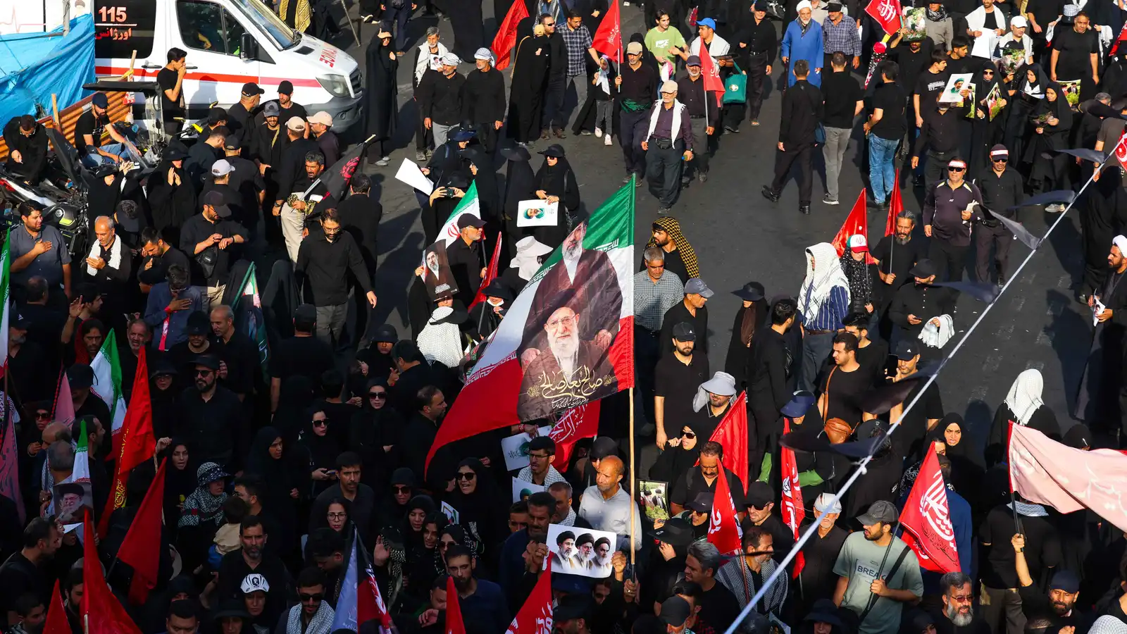 انطلاق مراسم تشييع خامنئي في أكبر موكب تشهده طهران