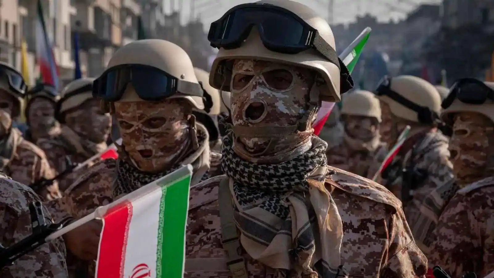 الحرس الثوري يلوح برد قاسٍ على أي توغل
