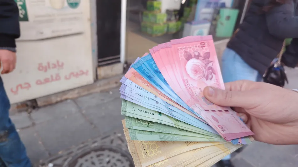 شرق سوريا يواجه اختناقًا نقديًا.. الأسواق تتوقف والشارع يحتج على آلية تبديل العملة