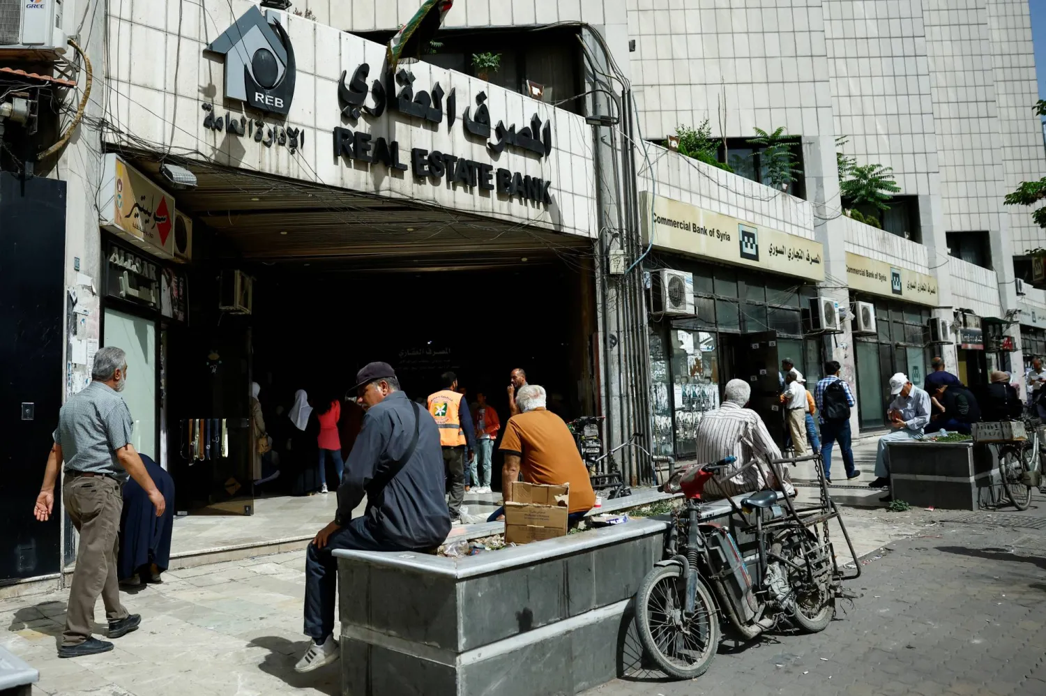 فضيحة فساد مدوية تهز المصرف العقاري السوري
