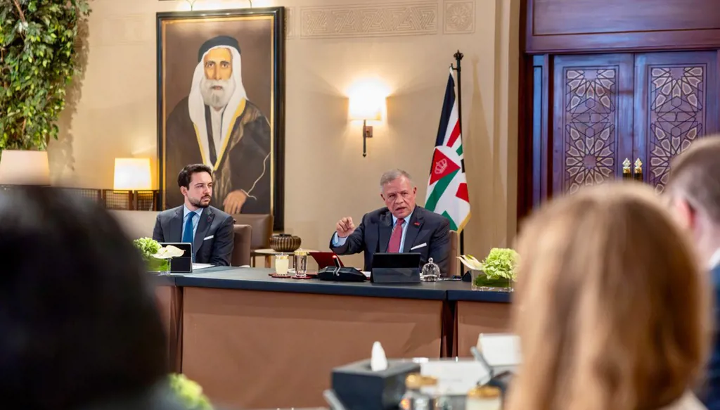 العاهل الأردني يطالب بتهدئة شاملة ويحذر من ضم الضفة