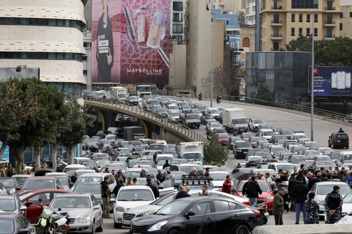 وقود السيارات و«الأمبيرات».. أعباء تتراكم على اللبنانيين