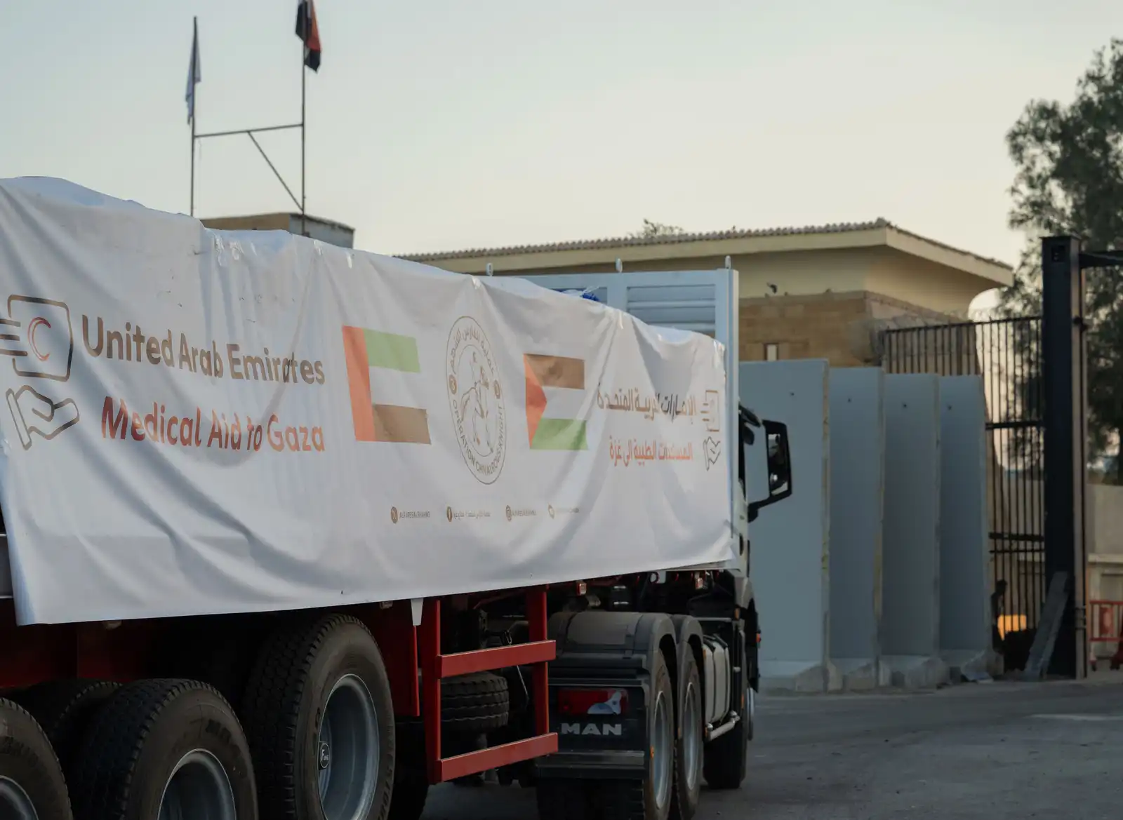 قوافل إماراتية جديدة إلى غزة.. 800 طن من المساعدات