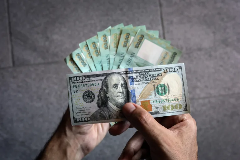 دولارات المغتربين تتراجع.. هل يقترب لبنان من أزمة جديدة؟