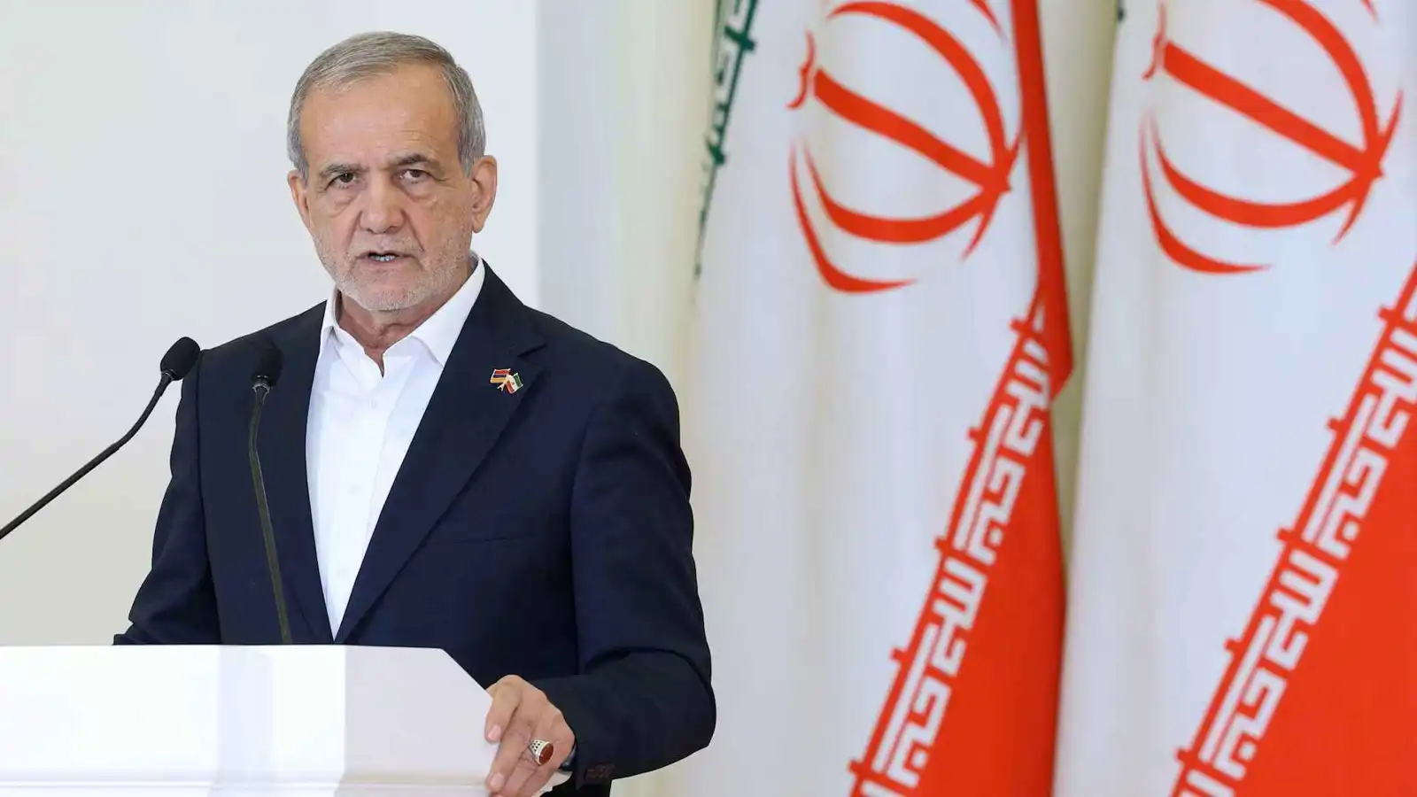 طهران ترفض منطق الضعف.. بزشكيان يتوعد بمواصلة الدفاع