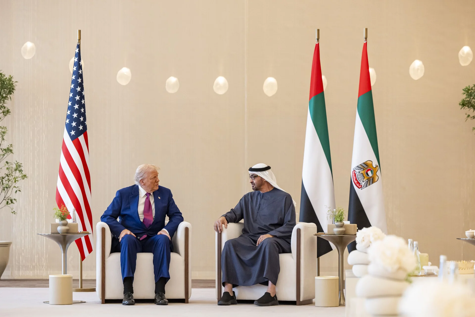 محمد بن زايد وترامب يبحثان تطورات الشرق الأوسط