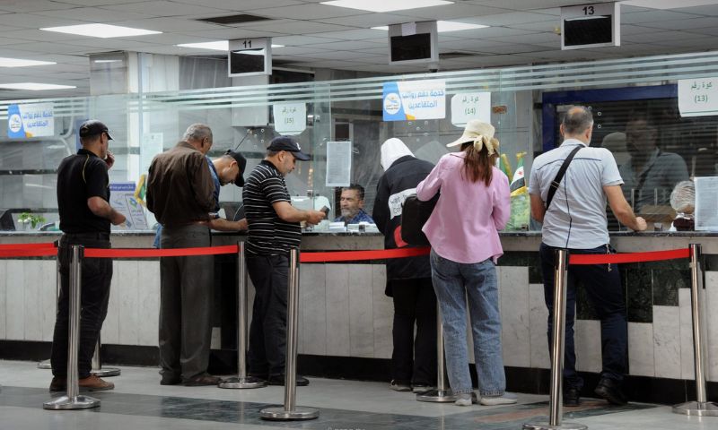 الرئاسة السورية تعيد معاشات متوقفة لأسباب أمنية