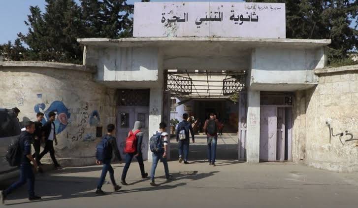 أبنية محدودة وأعداد متزايدة.. أزمة التعليم في إدلب