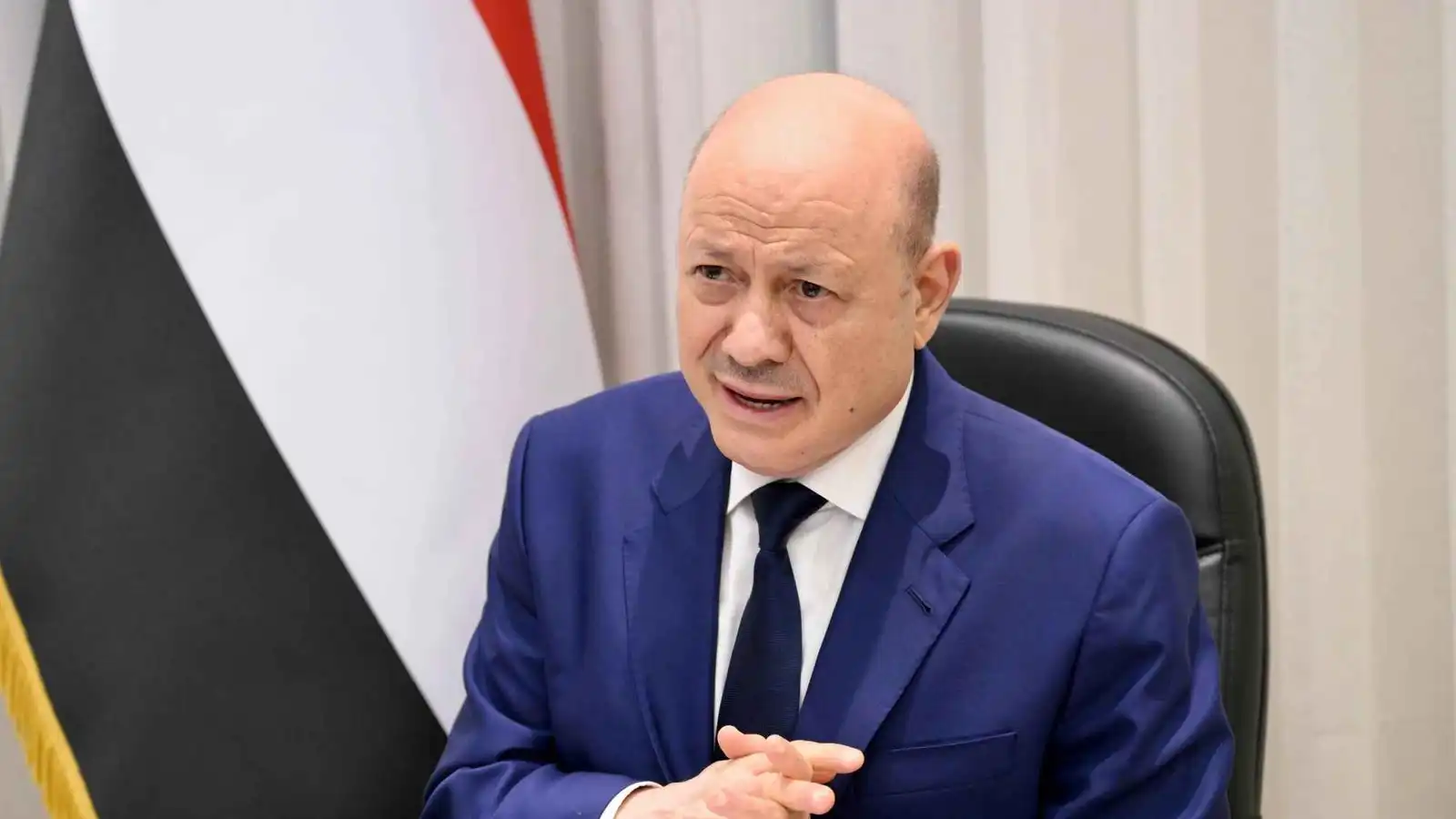 العليمي يعلن التعبئة العامة في اليمن ويفتح باب العفو للمنشقين