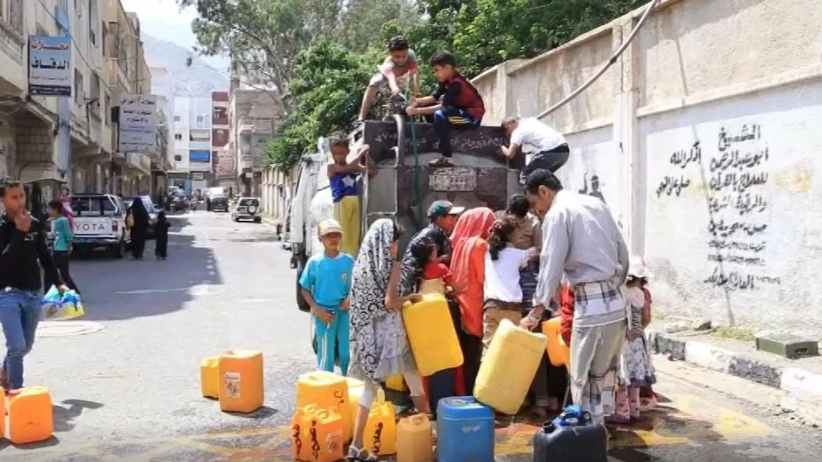 حصار تعز يعطّل الإمدادات ويزيد معاناة السكان والنازحين