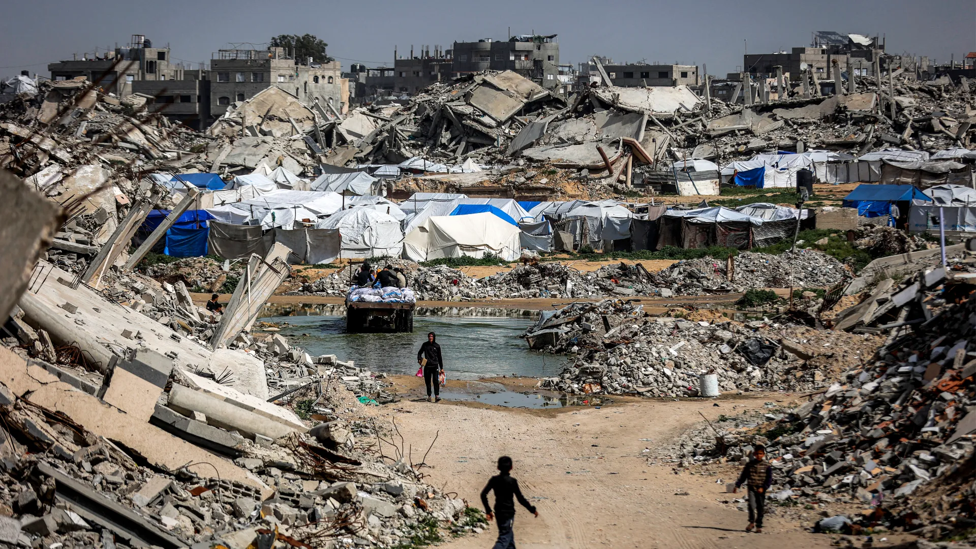 إطلاق نار وقصف إسرائيلي يمتدان من شمال غزة إلى جنوبها