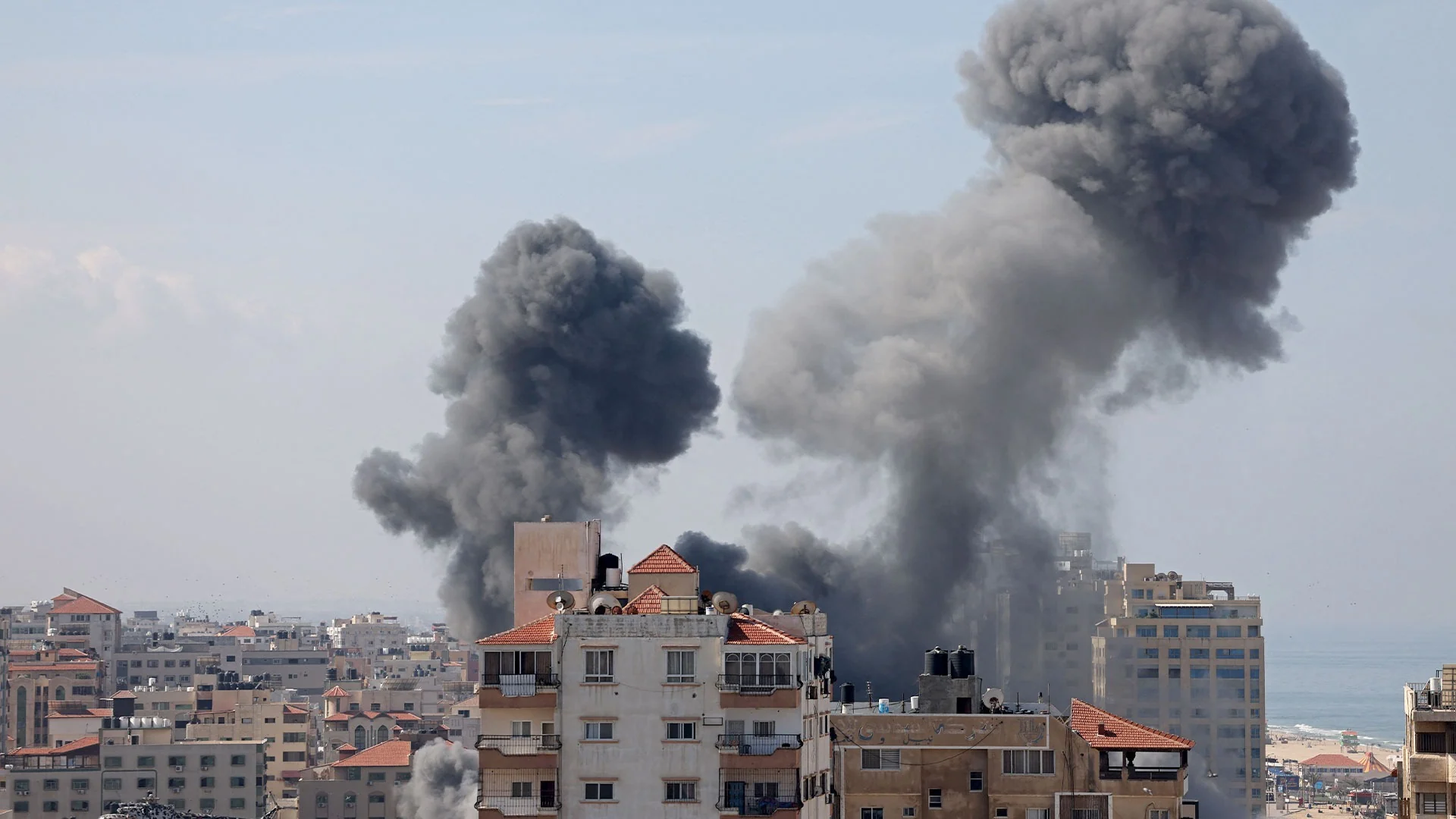 قصف إسرائيلي يلاحق النازحين في غزة.. شهداء وجرحى من رفح إلى النصيرات