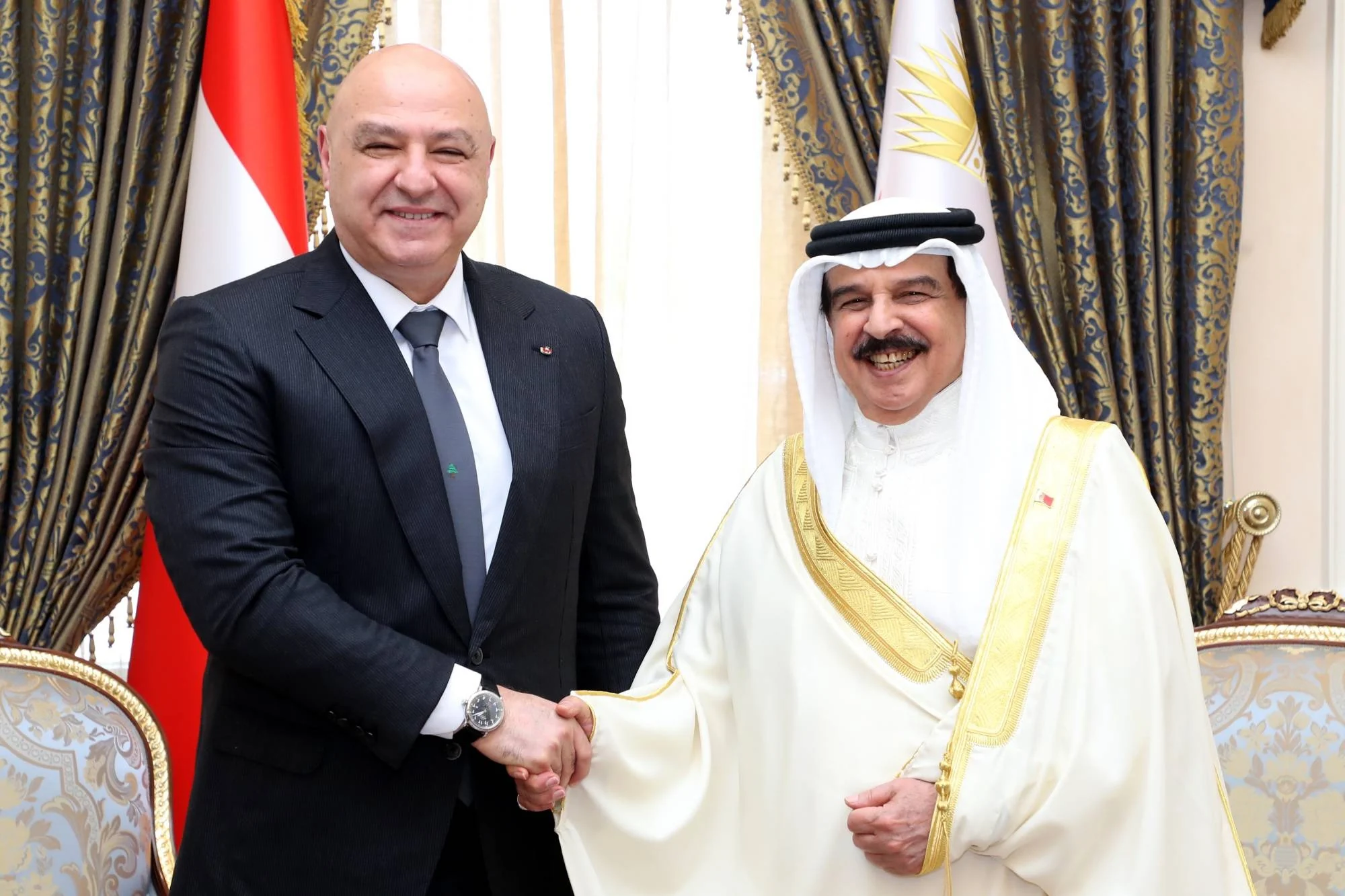 تحرك لبناني نحو الخليج.. عون يبحث مع ملك البحرين عودة الرحلات وتعيين سفير
