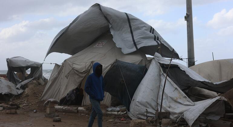 عاصفة رملية تزيد مأساة نازحي غزة داخل الخيام