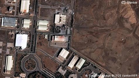 تحذيرات إيرانية تضع منشآت في لبنان تحت التهديد