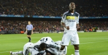 لاعب يوثّق هدفه في برشلونة بوشم على ساقه
