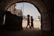 ارتفاع الحرارة وانتشار القوارض يفاقمان معاناة نازحي غزة