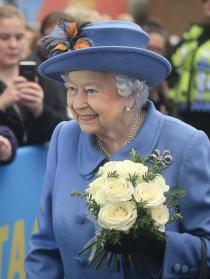 بالصور.. أناقة إليزابيث الثانية بين الفخامة والرمزية التاريخية