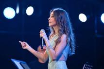 نانسي عجرم تخطف الأنظار فور وصولها إلى الساحل الشمالي