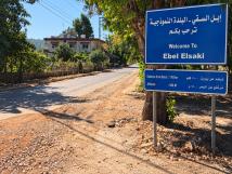 قوة إسرائيلية تدهم منازل إبل السقي وتطلب إزالة الإنترنت