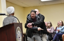 هجوم داخل فعالية عامة يعيد الجدل حول أمن السياسيين