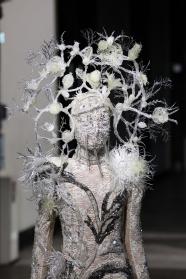 أقنعة مرعبة وأزياء غامضة.. عرض غيرمانييه في باريس