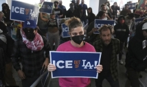 احتجاجات عنيفة عقب مقتل أمريكي برصاص فدرالي