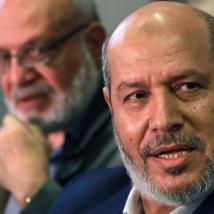 منافسة حامية بين الحية ومشعل على قيادة حماس