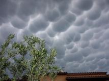 الماماتوس تزيّن سماء قطر وسط تساؤلات عن دلالتها