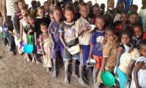 مئات الأطفال السودانيين بلا عائلات في مخيمات النازحين