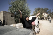 إسرائيل تساوم على جثمان شهيد.. ونساء يُضربن حتى الدفن