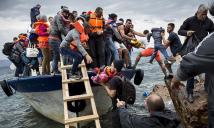 إيطاليا ترحل مئات المهاجرين