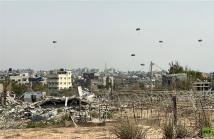 مساعدات جوية محدودة تفاقم أزمة غزة