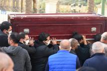 امرأة ميتة تقرع على نعشها خلال مراسم جنازتها